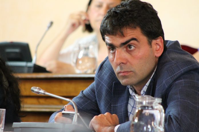 O socialista Daniel Piñeiro, concelleiro de Desenvolvemento Sostible, durante o pleno da corporación local de Lugo no que resultou reprobado | Óscar Bernárdez