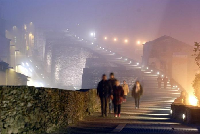 [Arquivo] Instantánea da muralla de Lugo entre a néboa | Europa Press