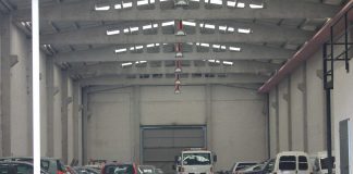 Interior do depósito municipal de vehículos de Lugo e grúa do servizo de recollida | Óscar Bernárdez