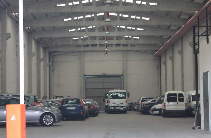 Interior do depósito municipal de vehículos de Lugo e grúa do servizo de recollida | Óscar Bernárdez