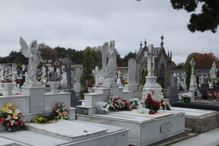 Rubén Arroxo quere subvencionar con 200 euros as lápidas do cemiterio municipal que estean en galego