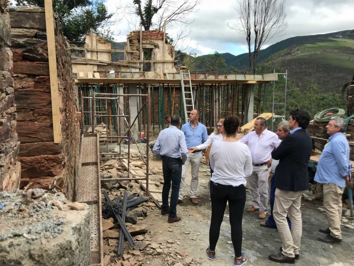O delegado territorial da Xunta en Lugo, José Manuel Balseiro, supervisando a reconstrucción da vivenda afectada polos lumes en Cervantes | Xunta de Galicia