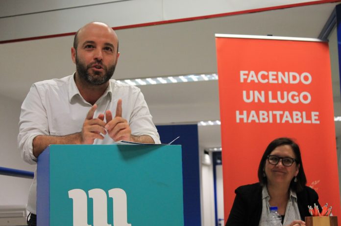 Luís Villares, voceiro de En Marea, durante a sinatura do protocolo de colaboración con Lugonovo de cara ás eleccións municipais de 2019 | Óscar Bernárdez