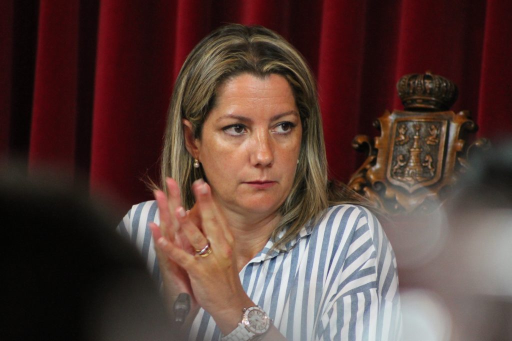 A alcaldesa de Lugo, Lara Méndez, interviu en varias ocasións durante o pleno no que Daniel Piñeiro resultou reprobado | Óscar Bernárdez