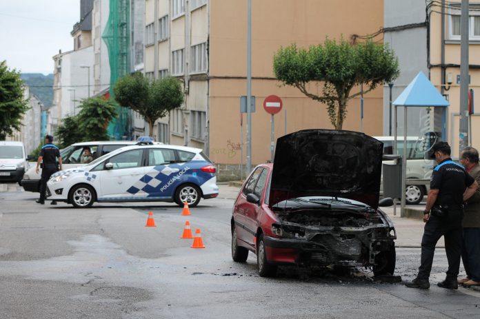 Un vehículo ardeu na rúa Quiroga de Lugo, mais o único ocupante saíu ileso | Óscar Bernárdez