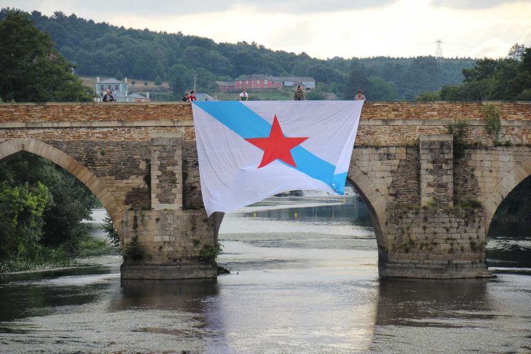 Galiza Nova iza unha estreleira xigante na Ponte Romana de Lugo | BNG