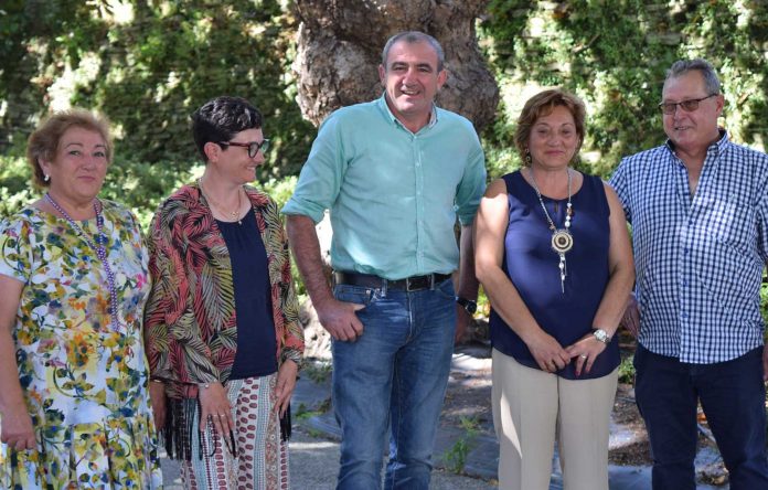 O presidente da Deputación, Darío Campos, asinou un convenio coa Asociación Cultural San Martiño de Pino para arranxar o acceso ao cemiterio da parroquia de Cospeito