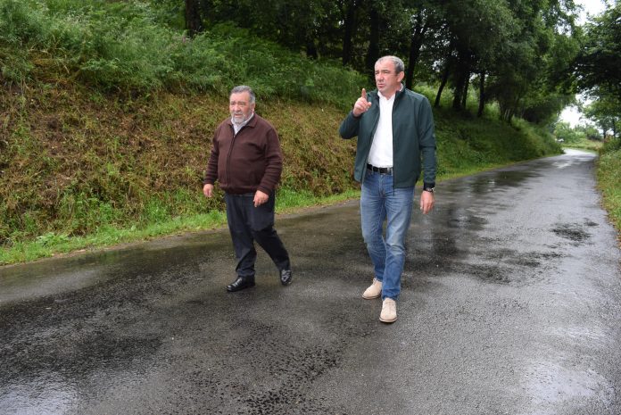 O alcalde da Pastoriza, Primitivo Iglesias, e o presidente da Deputación, Darío Campos, visitan un treito das estradas que renovará o goberno provincial | Deputación de Lugo