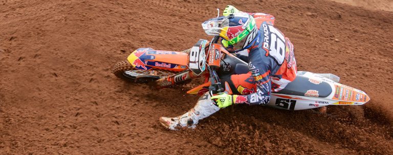 O lucense Jorge Prado, líder en solitario do Mundial de motocross en categoría MX2 gañando en Loket (República Checa)