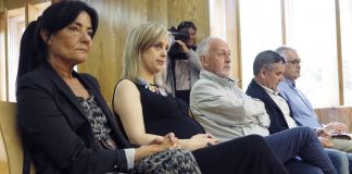 Isabel Rodríguez, primeira pola esquerda, é a nova subdelegada do Goberno en Lugo | Eliseo Trigo (EFE)