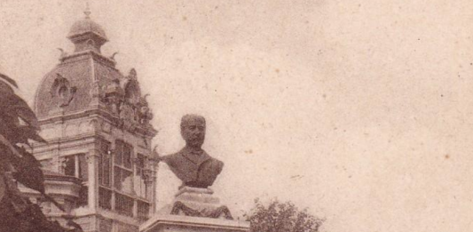 Busto de Xoán Montes na praza de Santo Domingo, nunha postal de Grafos Madrid | todocoleccion