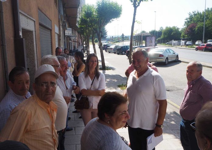 Xuntanza veciñal de Garabolos na que participaron a alcaldesa Lara Méndez e os concelleiros de Infraestruturas Urbanas, Manuel Núñez, e Benestar Social, Ana González Abelleira | Concello de Lugo