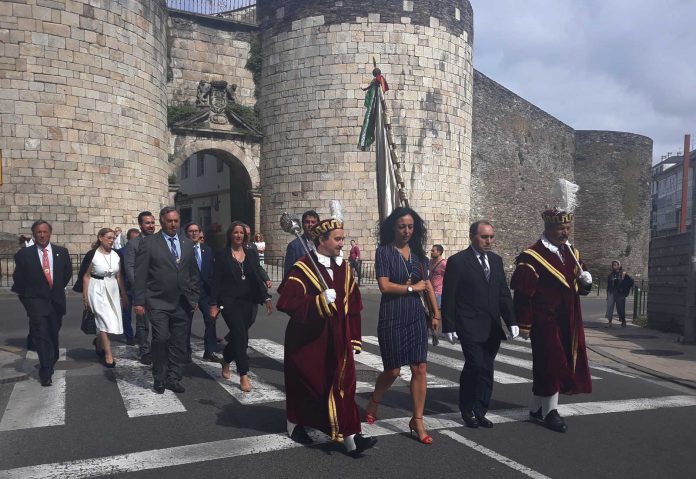 A comitiva de autoridades canda á Garda de Gala de camiño á capela de San Roque | Concello de Lugo