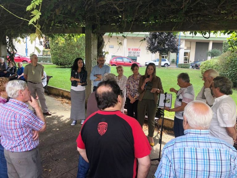 A alcaldesa de Lugo, Lara Méndez, durante a xuntanza coa veciñanza do barrio da Piringalla | Concello de Lugo