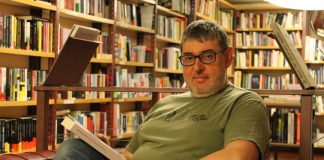 Carlos Coira é o socio fundador da Librería Trama de Lugo | Óscar Bernárdez