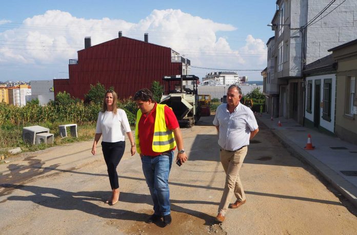 Lara Méndez e Manuel Núñez comprobaron as tarefas de acondicionamento, que engloban a substitución das redes de abastecemento e saneamento e a reposición do firme na rúa Flor de Lis | Concello de Lugo
