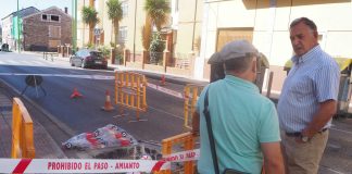 O concelleiro de Infraestruturas, Manuel Núñez (dereita), supervisa o estado da fuga de auga na rúa Armórica