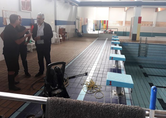 O voceiro municipal Miguel Fernández supervisa a revisión da piscina vella de Frigsa | Concello de Lugo