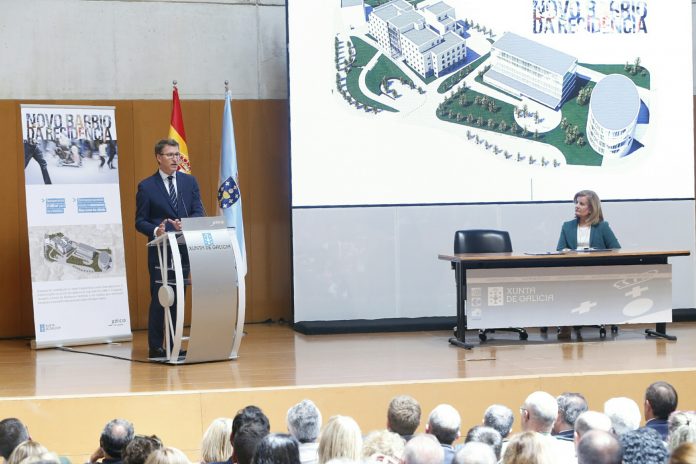 O presidente da Xunta, Núñez Feijóo, e a exministra Fátima Báñez, durante a presentación do plan integral da Residencia en 2017 | Xunta de Galicia