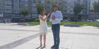 A rexedora Lara Méndez e Daniel Piñeiro, concelleiro de Desenvolvemento Sostible, no emprazamento do futuro parque infantil da Praza de Bretaña | Concello de Lugo