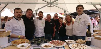 Persoal da APEHL e da Asociación de Cociñeiros da Mariña no posto da marca ...E para comer, Lugo, que promociona a gastronomía lucense en La Vuelta 2018