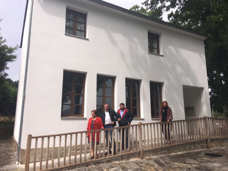 En primeiro plano, Regina Polín, Darío Campos e Álvaro Santos, na visita a unha das dúas vivendas sociais habilitadas en Guitiriz | Deputación de Lugo