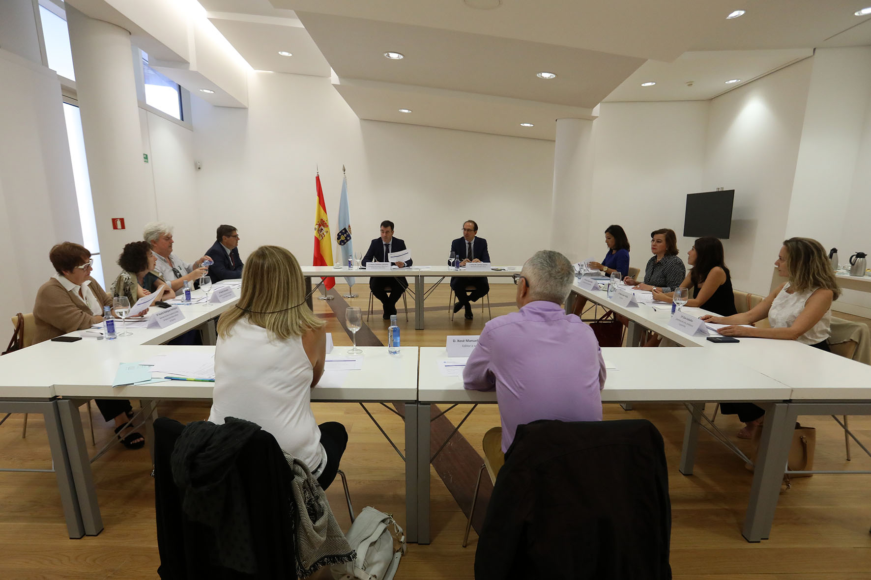 O conselleiro de Cultura, Educación e Ordenación Universitaria, Román Rodríguez, preside a reunión do xurado dos Premios da Cultura Galega 2018 | Xunta de Galicia