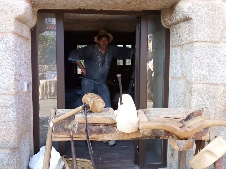 Alberto Geada, un dos zoqueiros presentes na mostra da Capela de Santa María de Lugo, nunha das demostracións que fai por todo o país coas ferramentas tradicionais