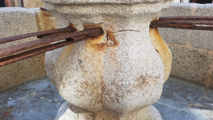 Imaxe das fendas da fonte de San Vicente | Lugo Monumental