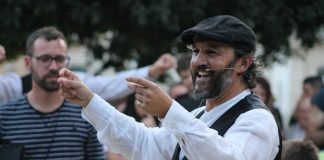 Xabier Iglesias ensina baile tradicional na escola Oxeito de Lugo | Óscar Bernárdez