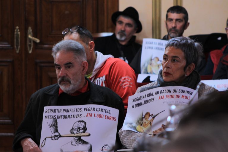 Simpatizantes da plataforma Lugo Sen Mordazas durante o plenario de outubro, centrado na seguridade | Óscar Bernárdez