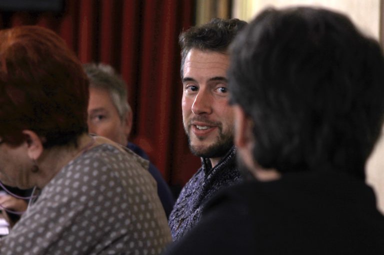 Rubén Arroxo (BNG) conversa con Carlos Portomeñe (ACE-EU) durante o pleno municipal de outubro | Óscar Bernárdez