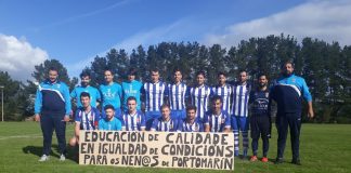 O CD Portomarín coa pancarta contra os recortes no ensino | Cedida