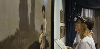 Unha das especialistas comproba o estado do óleo autoría de Castelao antes do traslado | Xunta de Galicia