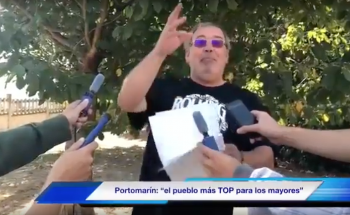 O alcalde de Portomarín, Juan Serrano, parodia a Abel Caballero