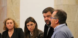 Álvaro Santos, voceiro socialista, conversa co nacionalista Antonio Veiga (dereita) e as compañeiras de filas Pilar García Porto e Sonsoles López Izquierdo (esquerda) | Óscar Bernárdez