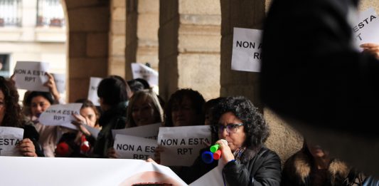 Manifestantes contra a nova RPT nos arcos da casa consistorial | Óscar Bernárdez