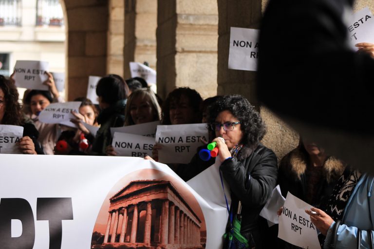 Manifestantes contra a nova RPT nos arcos da casa consistorial | Óscar Bernárdez