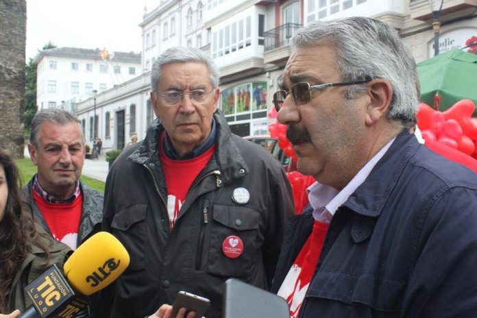 O presidente da Federación de Veciños, Jesús Vázquez, antes da manifestación pola hemodinámica, en 2015 | Que Non Che Rouben O Corazón