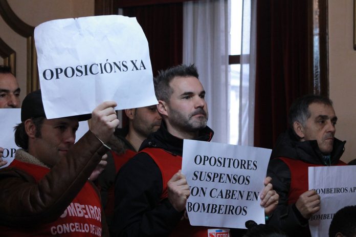 Bombeiros de Lugo protestan no pleno local de xaneiro | Óscar Bernárdez