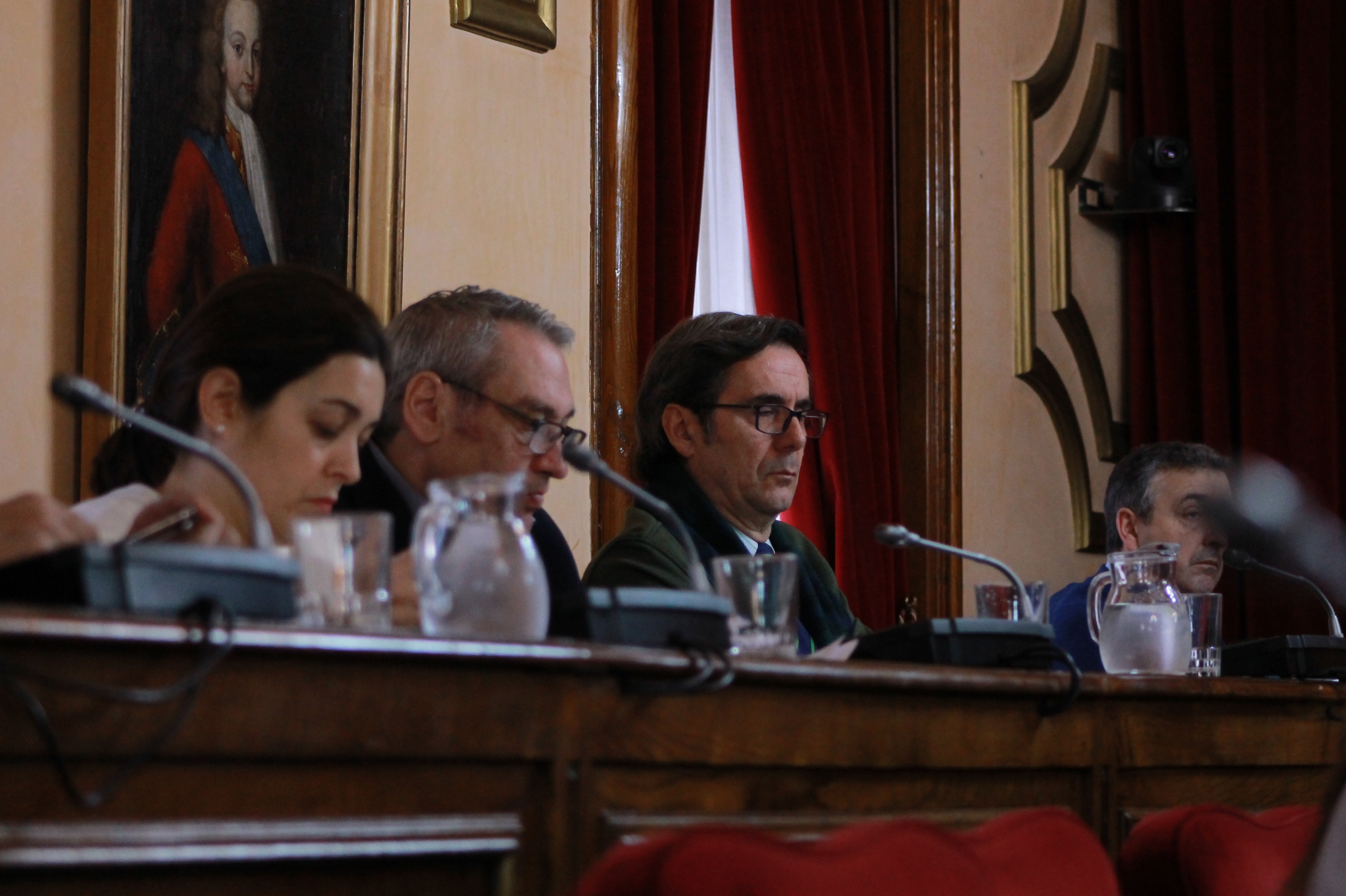 Enrique Rozas (dereita) durante a sesión plenaria | Óscar Bernárdez