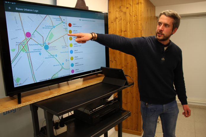 O alcaldable do Bloque Nacionalista Galego en Lugo, Rubén Arroxo, presenta o sistema de xeolocalización de buses | BNG