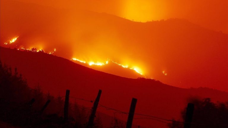 Un gran lume queimou xa 75 hectáreas en Muras