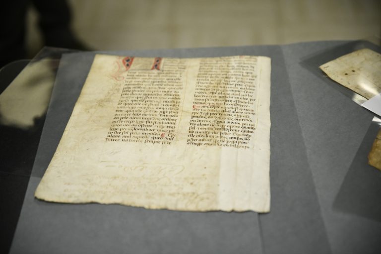 O orixinal do manuscrito ‘Livro da Montaria’, do século XV, listo para ser custodiado en Lugo