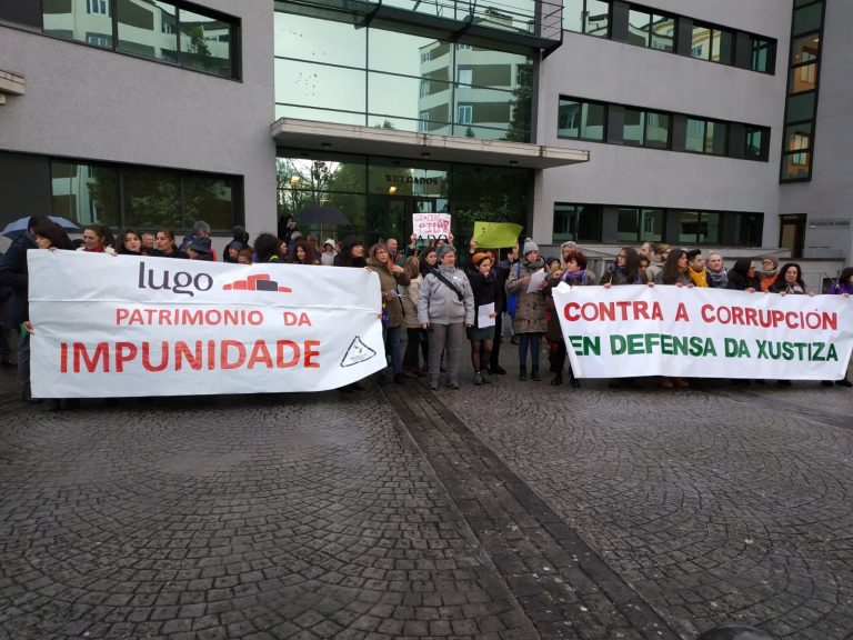 Máis dun centenar de persoas apoian á xuíza de Lara nunha concentración ante os xulgados de Lugo