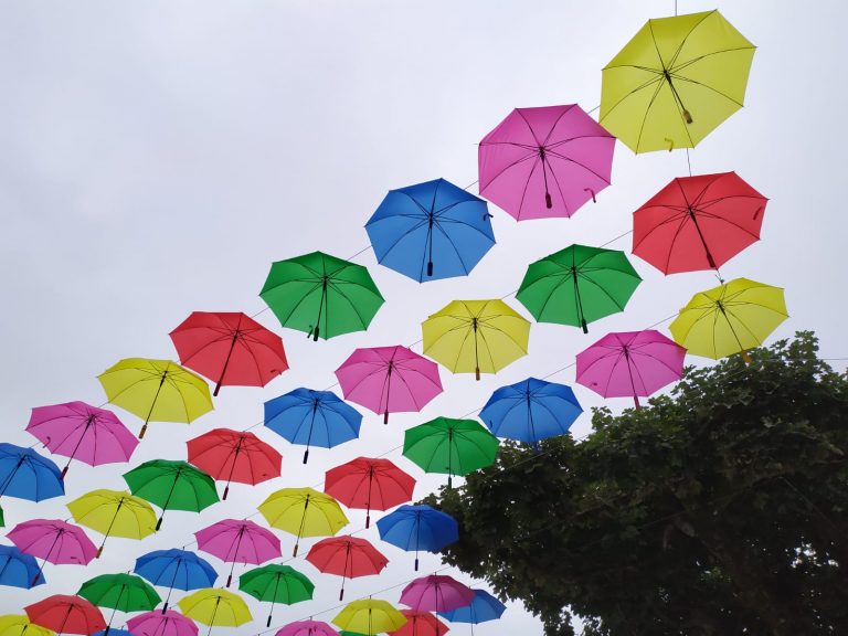 Paraugas de cores ‘penduran do ceo’ de Vilalba para celebrar o San Ramón