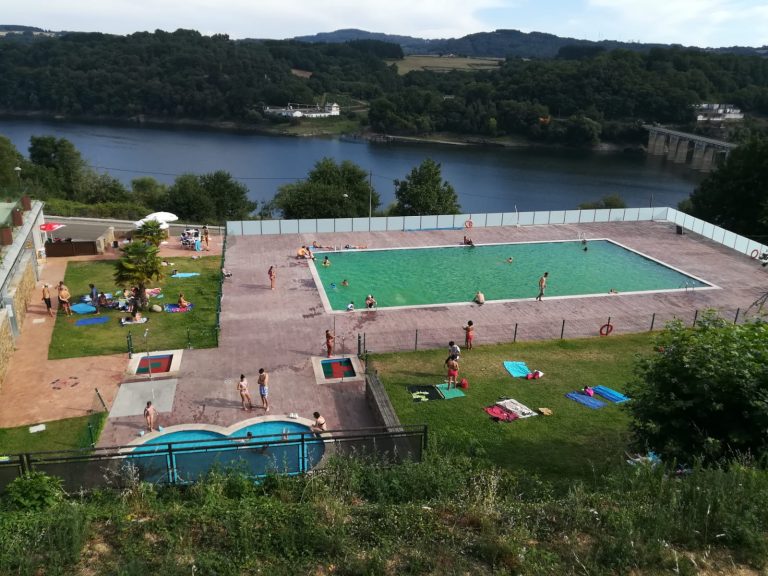 Así está a piscina de Portomarín: coa auga “completamente verde”