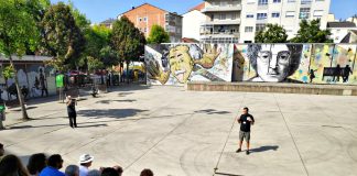Explicacións de Guido Álvarez Parga, na Praza do Castiñeiro, barrio Abella, sobre a arte urbana en Lugo (Lugo Xornal)