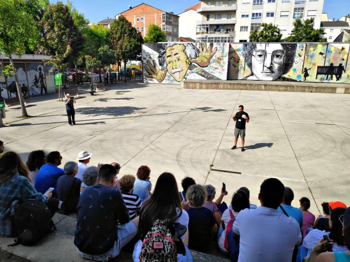 Explicacións de Guido Álvarez Parga, na Praza do Castiñeiro, barrio Abella, sobre a arte urbana en Lugo (Lugo Xornal)