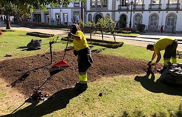 Os xardíns de Praza Maior de Lugo, “literalmente arrasados” tras unha actuación